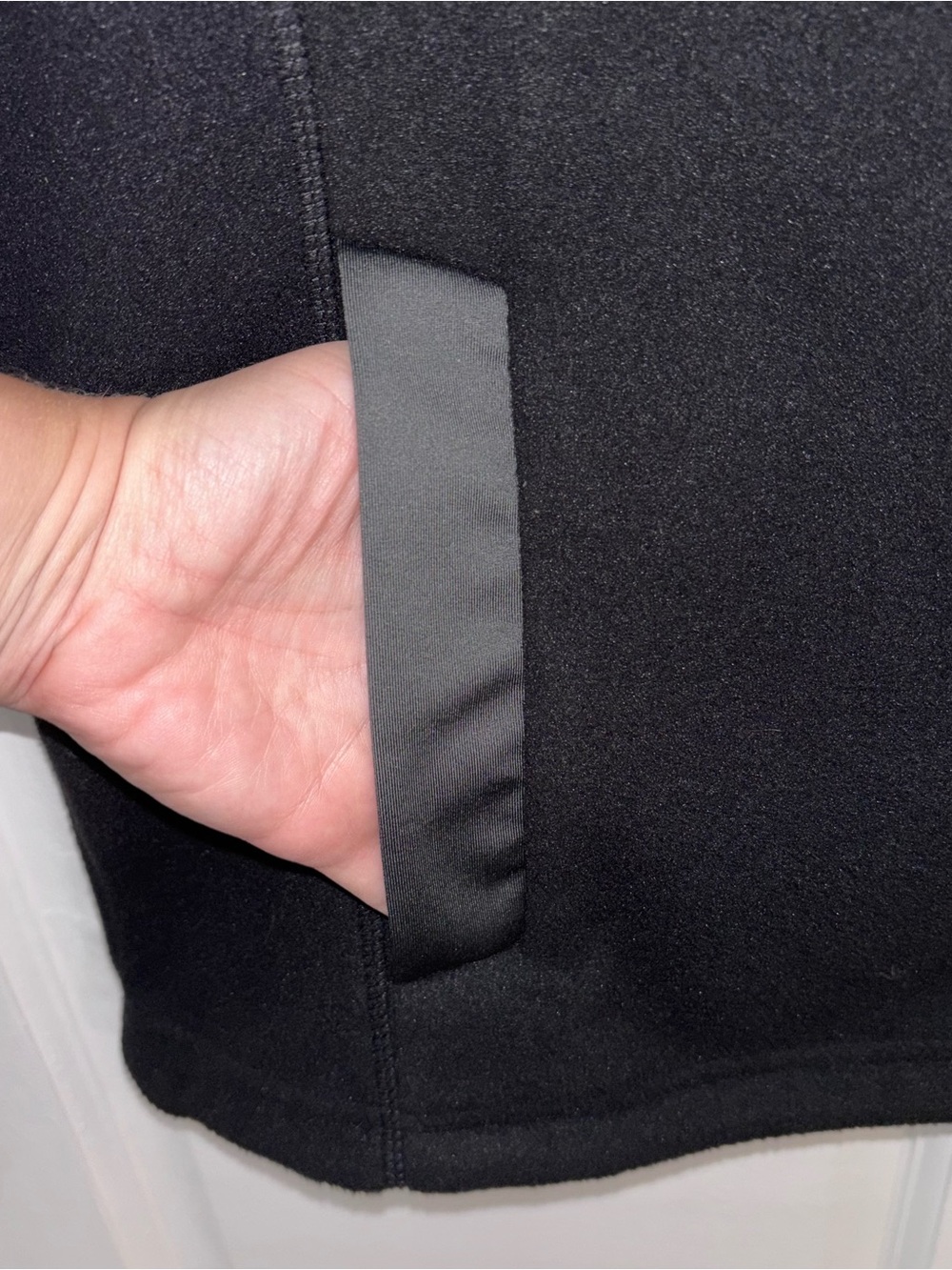 Lands' End Men's XL Black Full Zip Fleece Vest Gray Trim Adjustable Bottom EUC - Picture 4 of 8